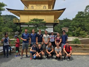 Die badische Gruppe vor einem mit Blattgold vergoldeden Tempel in Kyoto