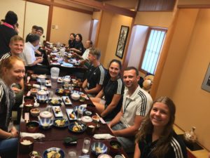 Unser erstes richtiges traditionelles japanisches Essen war eine Erfahrung für alle