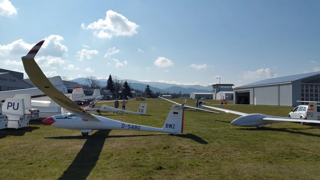 Segelflugzeuge am Flugplatz Freiburg EDTF