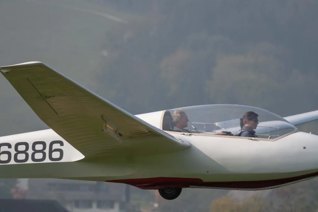 Landeanflug der doppelsitzigen ASK 13. Die Flugschülerin sitzt vorne, der Fluglehrer hinten.