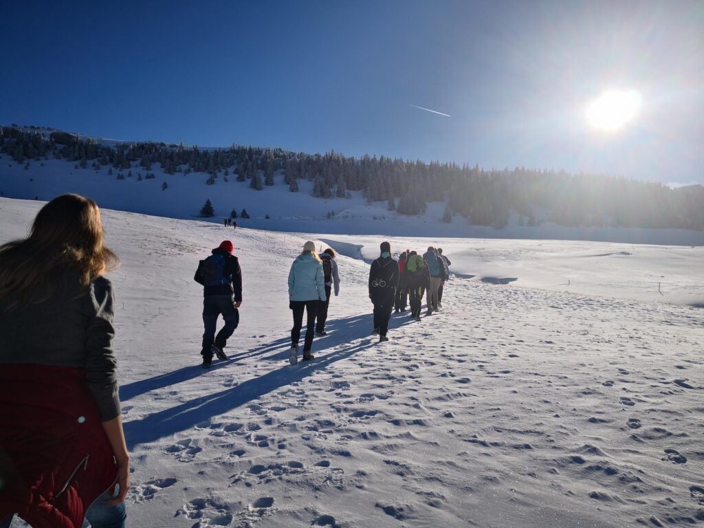Mitglieder des Breisgauverein für Segelflug e.V. wandern Richtung Gipfel.